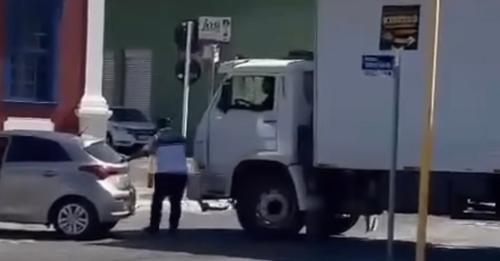 Motorista tenta quebrar para-brisa de caminhão durante discussão em Guanambi.