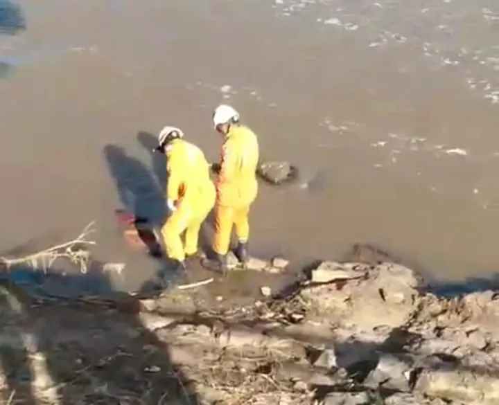 Bombeiros vão resgatar corpo em rio, mas "morto" acorda Foto: Reprodução