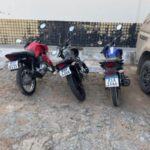 Dois homens e um adolescente são levados à delegacia após serem flagrados com motos clonadas em Guanambi.