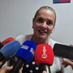 Ivana Bastos se emociona ao retornar à AL-BA após internação: “Nasci de novo”.