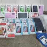 Polícia Rodoviária apreende celulares e peças de smartphones sem nota fiscal em ônibus em Guanambi.